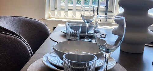 10 Mins to Airport | Movie-Ready | W/M | Dishwasher | Free Parking