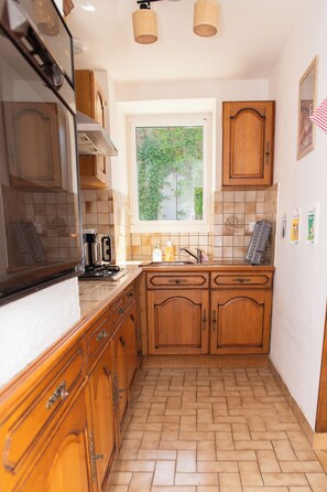 Een magnetron, een oven, een kookplaat, een vaatwasser