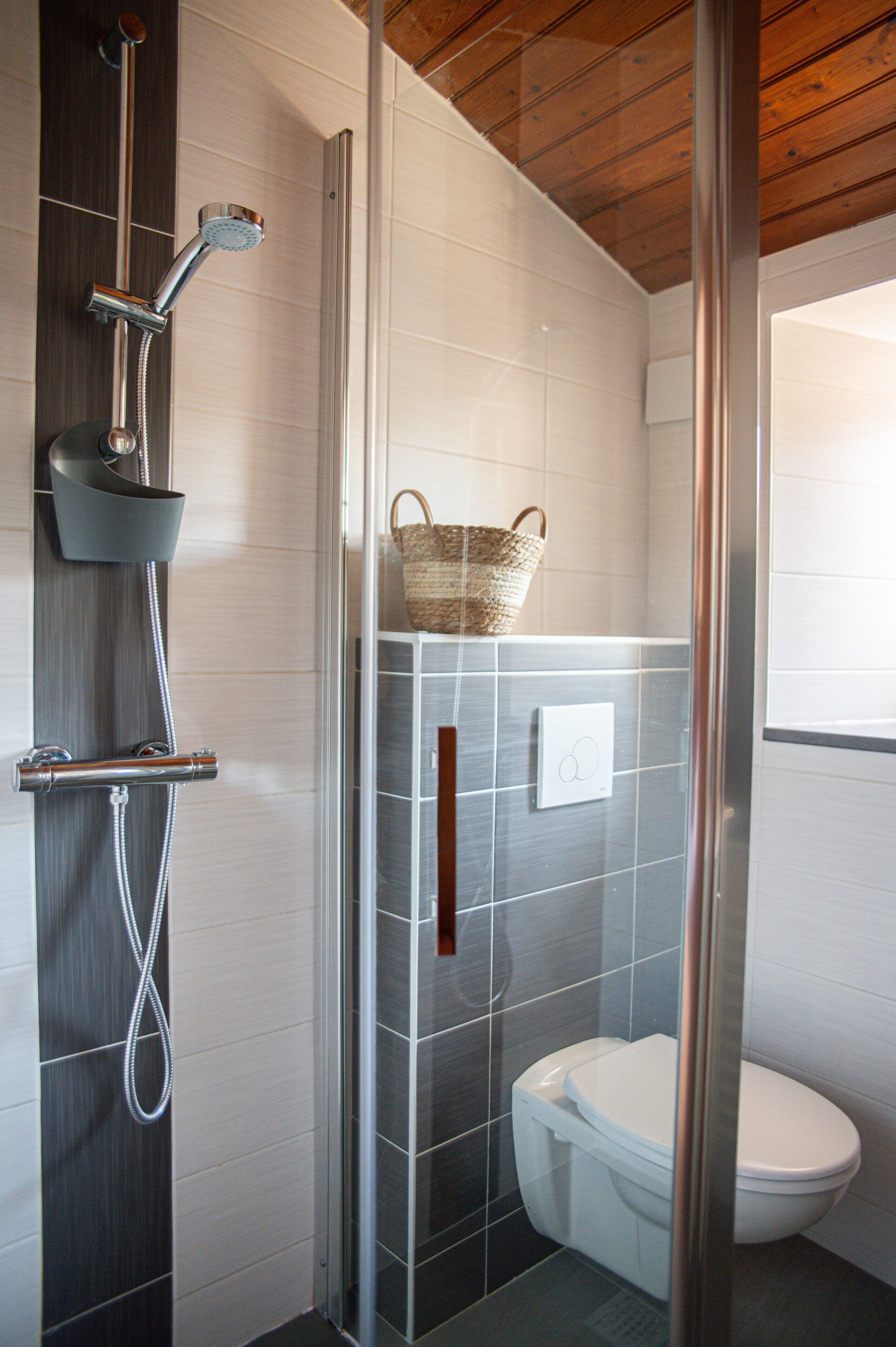 Dusche, Haartrockner, Handtücher, Toilettenpapier