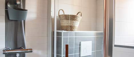 Dusche, Haartrockner, Handtücher, Toilettenpapier