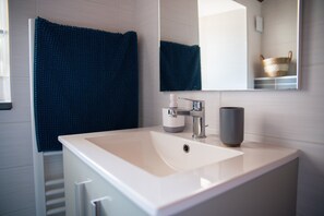 Shower, hair dryer, towels, toilet paper