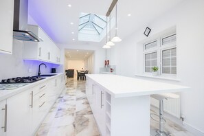 Kylskåp, mikrovågsugn, ugn och spishäll