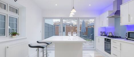 Réfrigérateur, four à micro-ondes, un four, surface de cuisson