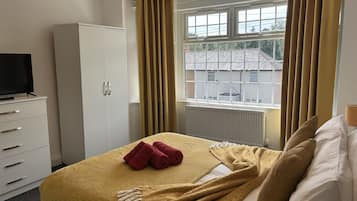 3 bedrooms, iron/ironing board, WiFi, bed sheets