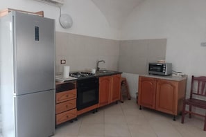 Kühlschrank, Ofen, Herdplatte, Wasserkocher mit Kaffee-/Teezubehör