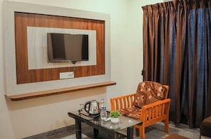 Deluxe Room | Desk, laptop workspace, free WiFi