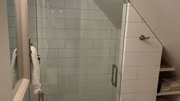 Bruser, hårtørrer, håndklæder