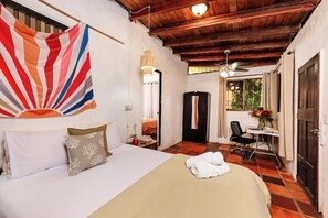 3 habitaciones, tabla de planchar con plancha y cuna de viaje 