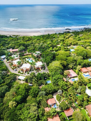 Peaceful 3BR beach retreat w/ private pool, fast WiFi, & AC. Walk to Playa Junquillal. Includes detached casita.