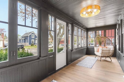 Beautiful redone home in the heart of Holland. Walk to Hope College + Downtown. Easy drive to beaches and trails.