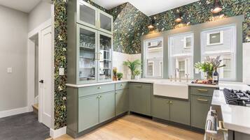 Een koelkast, een microgolfoven, een oven, een kookplaat