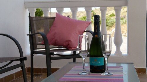 Rural Retreat with stunning mountain views, only 25 minutes from the beach.