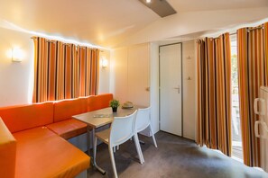 Mobile Home | Dining - Shaded Mobile Home Escape (Cambrils)