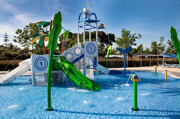 Shaded Mobile Home Escape - Cambrils