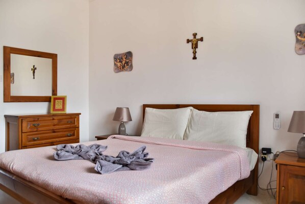 2 bedrooms, desk, internet