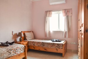 2 bedrooms, desk, Internet