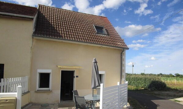 Outdoor dining - Holiday Home 'Les Sassiers' with Lake View, Shared Terrace and Wi-Fi (Saint-Firmin-sur-Loire)