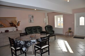Dining - Holiday Home 'Les Sassiers' with Lake View, Shared Terrace and Wi-Fi (Saint-Firmin-sur-Loire)