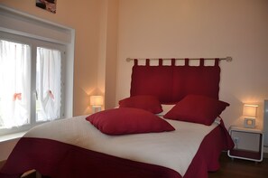 2 bedrooms, iron/ironing board, WiFi, bed sheets - Holiday Home 'Les Sassiers' with Lake View, Shared Terrace and Wi-Fi (Saint-Firmin-sur-Loire)