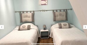 Tabla de planchar con plancha, wifi y ropa de cama