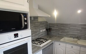 Refrigerador, microondas, horno, placa de cocina