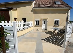 Outdoor dining - Holiday Home 'Les Sassiers' with Lake View, Shared Terrace and Wi-Fi (Saint-Firmin-sur-Loire)