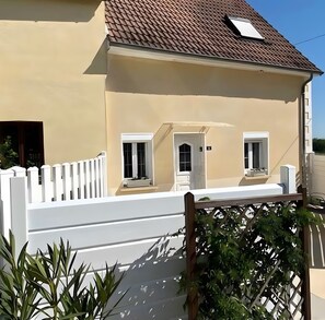 Exterior - Holiday Home 'Les Sassiers' with Lake View, Shared Terrace and Wi-Fi (Saint-Firmin-sur-Loire)