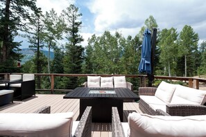 Outdoor dining - Custom Home with Large Deck on an Acre - Amazing Views - 3 miles to Purg (Durango)