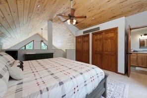 3 bedrooms, iron/ironing board, free WiFi, bed sheets - Custom Home with Large Deck on an Acre - Amazing Views - 3 miles to Purg (Durango)