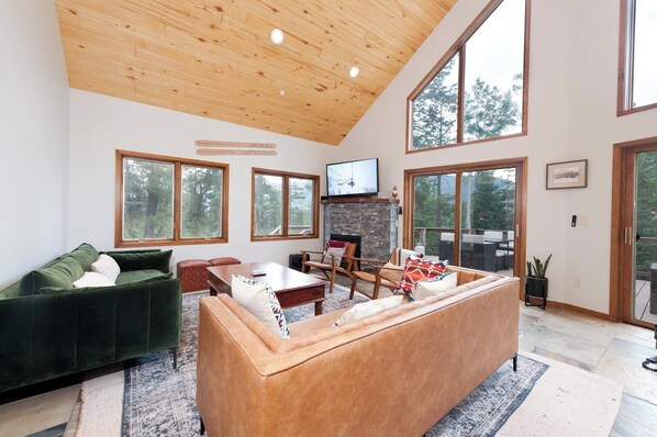 Smart TV, fireplace - Custom Home with Large Deck on an Acre - Amazing Views - 3 miles to Purg (Durango)