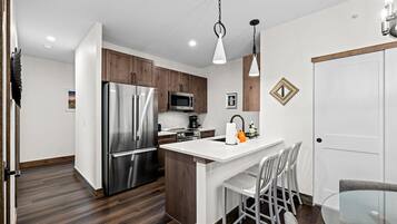 Coffee/tea maker, fridge, microwave, oven
