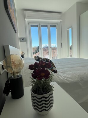 2 habitaciones, escritorio y tabla de planchar con plancha 