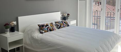 2 chambres, bureau, fer et planche à repasser, lit parapluie