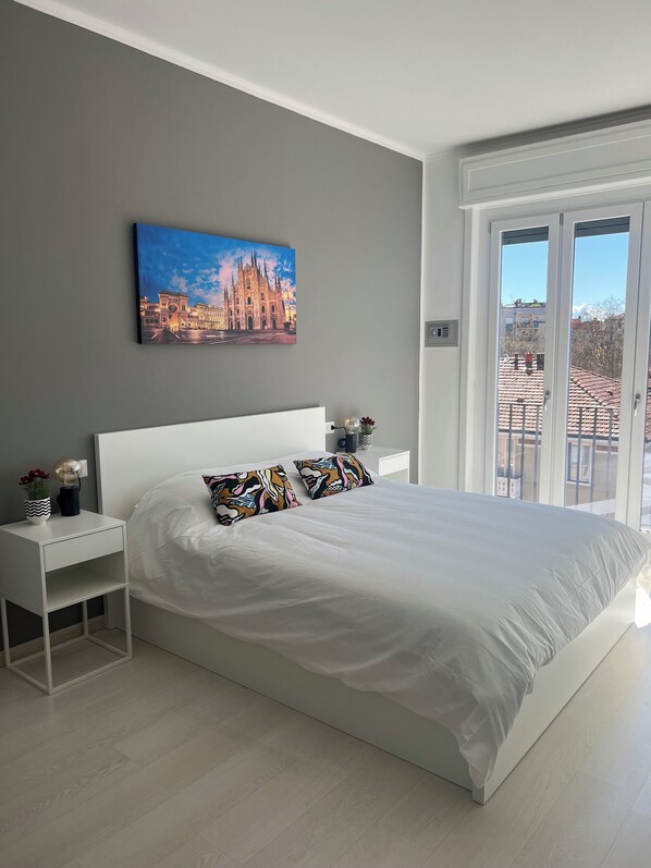 2 bedrooms, desk, iron/ironing board, travel crib