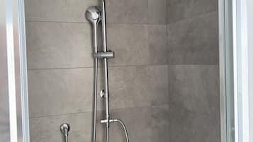 Dusche, Haartrockner, Bidet, Handtücher