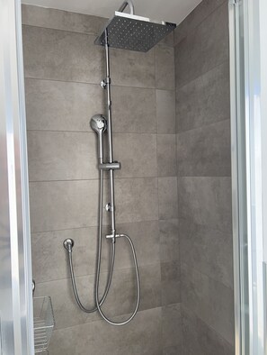 Een douche, een haardroger, een bidet, handdoeken