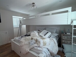 3 bedrooms, desk, iron/ironing board, free WiFi