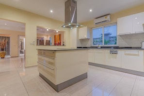 Villa, 4 Bedrooms, Smoking, Private Pool | Interior