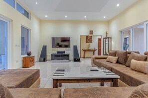 Living room - Tropical Luxury 4BR Pool Villa w Game Area (Pattaya)