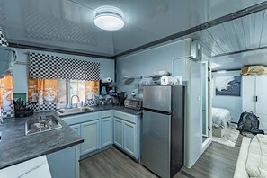 Fridge, oven, stovetop, coffee/tea maker