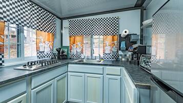 Kühlschrank, Ofen, Herdplatte, Wasserkocher mit Kaffee-/Teezubehör