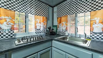 Refrigerador, horno, parrilla de estufa y cafetera y tetera