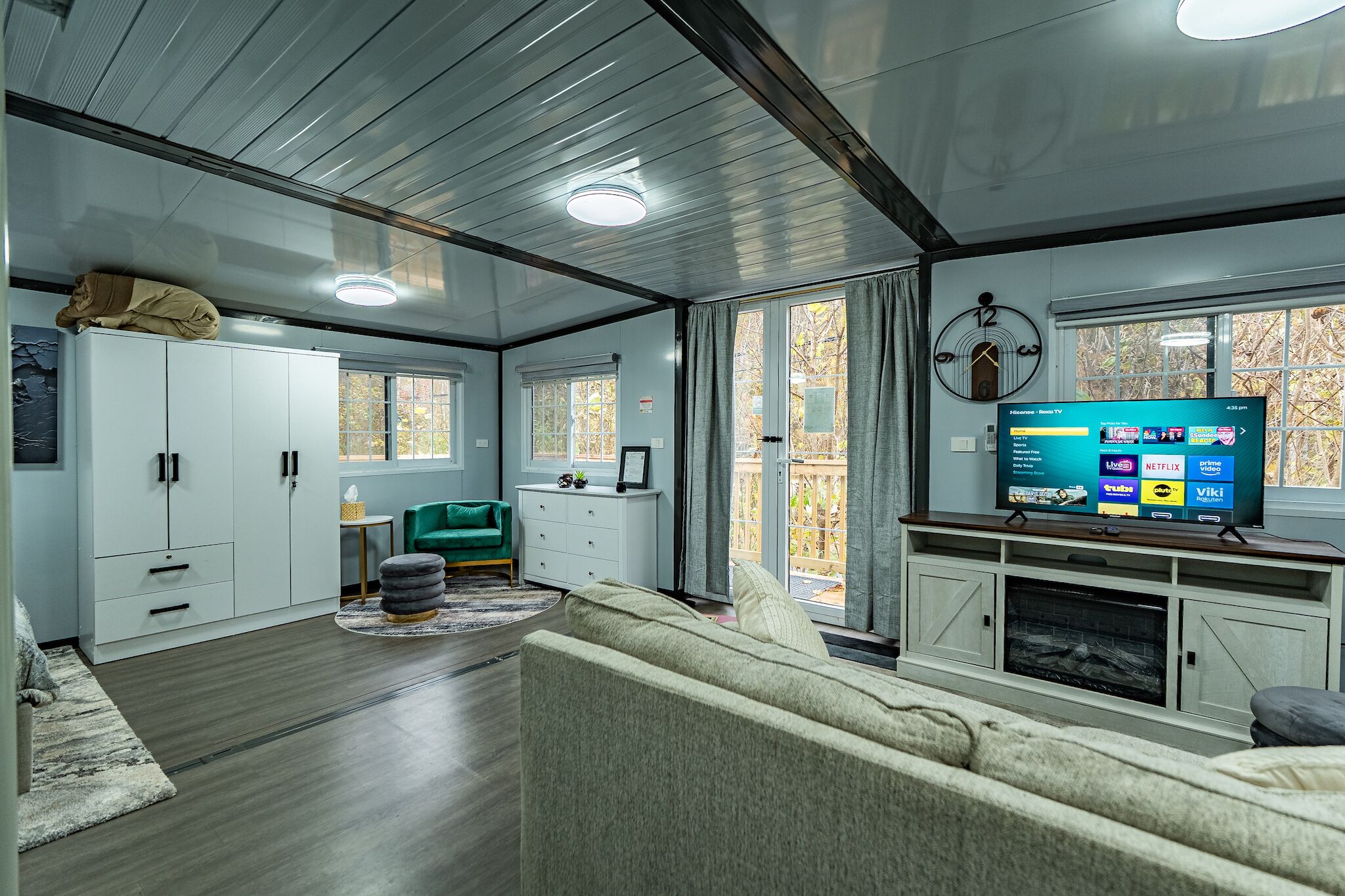 TV connectée, cheminée, livres