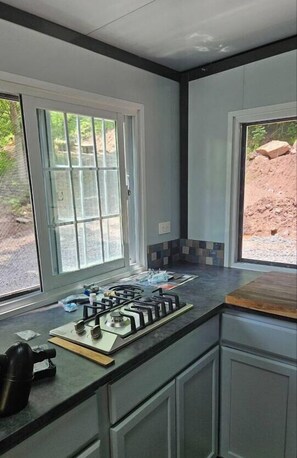 ثلاجة، فرن، موقد طهي مسطح، ماكينة لصنع القهوة/الشاي