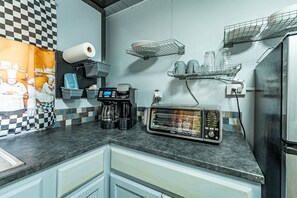 Fridge, oven, stovetop, coffee/tea maker