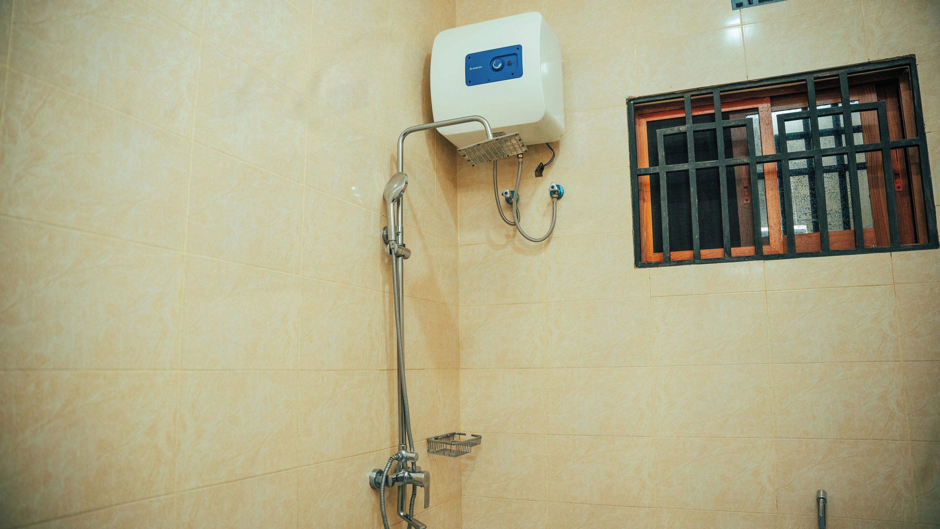 Een douche, een haardroger, handdoeken, toiletpapier