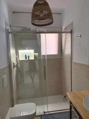 Shower, hair dryer, towels - Holiday Home 'Le Vele' with Shared Pool, Private Garden and Air Conditioning (Porto Istana)