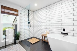 Shower, hair dryer, towels - 2628 Calibogue Club: BESTNEST/Luxe (Hilton Head Island)