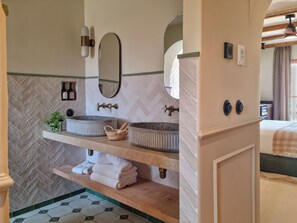 Junior-suite - balkon - havudsigt | Badeværelse | Gratis toiletartikler, hårtørrer, håndklæder, Sæbe