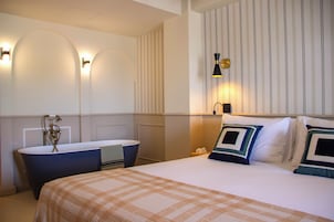 Tabla de planchar con plancha, wifi gratis y ropa de cama 